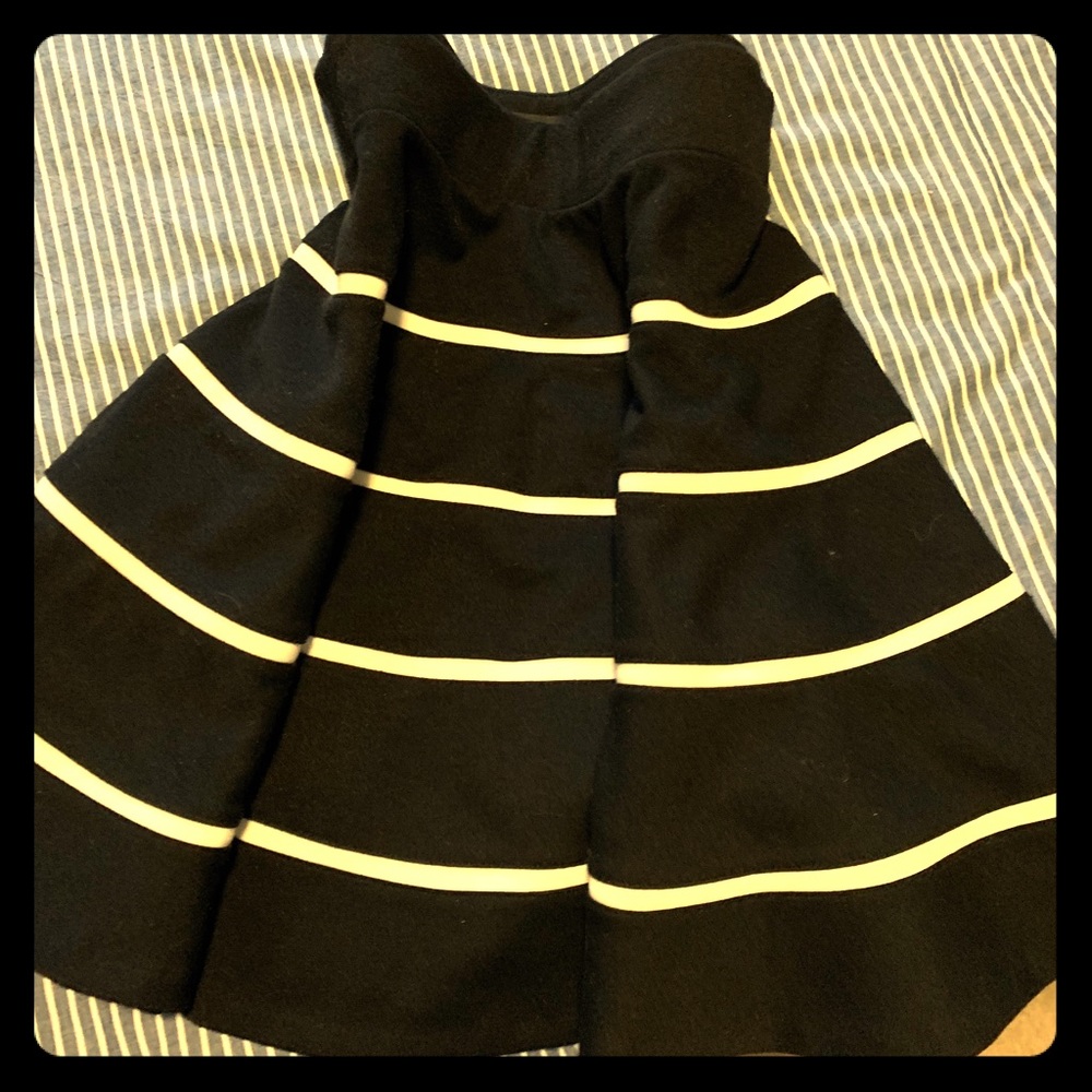 Highwaisted black skirt with white thick stripes